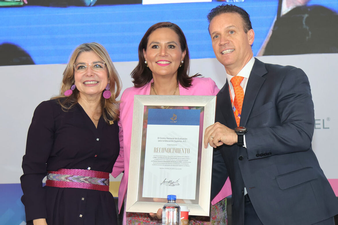 Encabeza Martha Soto entrega de Premios CENEVAL