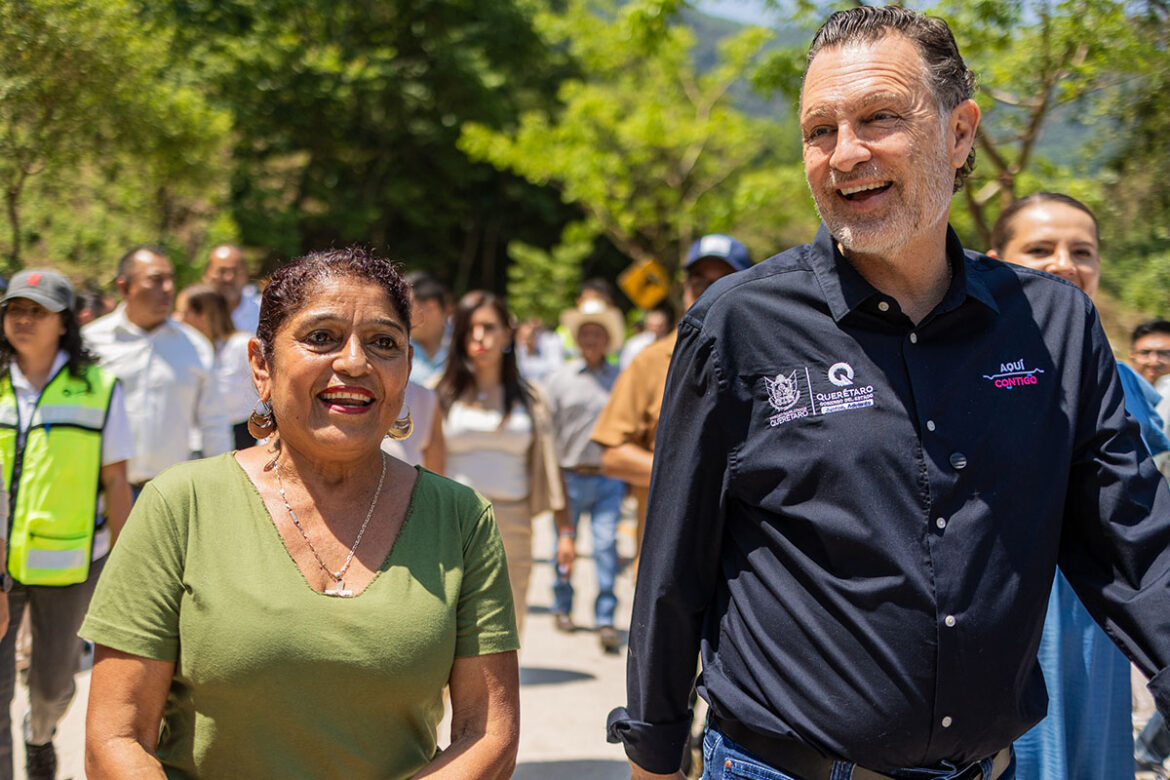 Mauricio Kuri entrega mejoramiento del camino a Neblinas