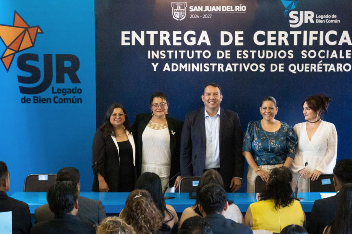 Roberto Cabrera entrega de certificados a estudiantes