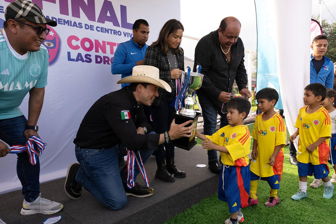 Jóvenes participan en el Torneo Centro Vive en El Marqués
