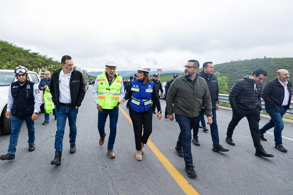 Supervisan labores de limpieza en la carretera 100