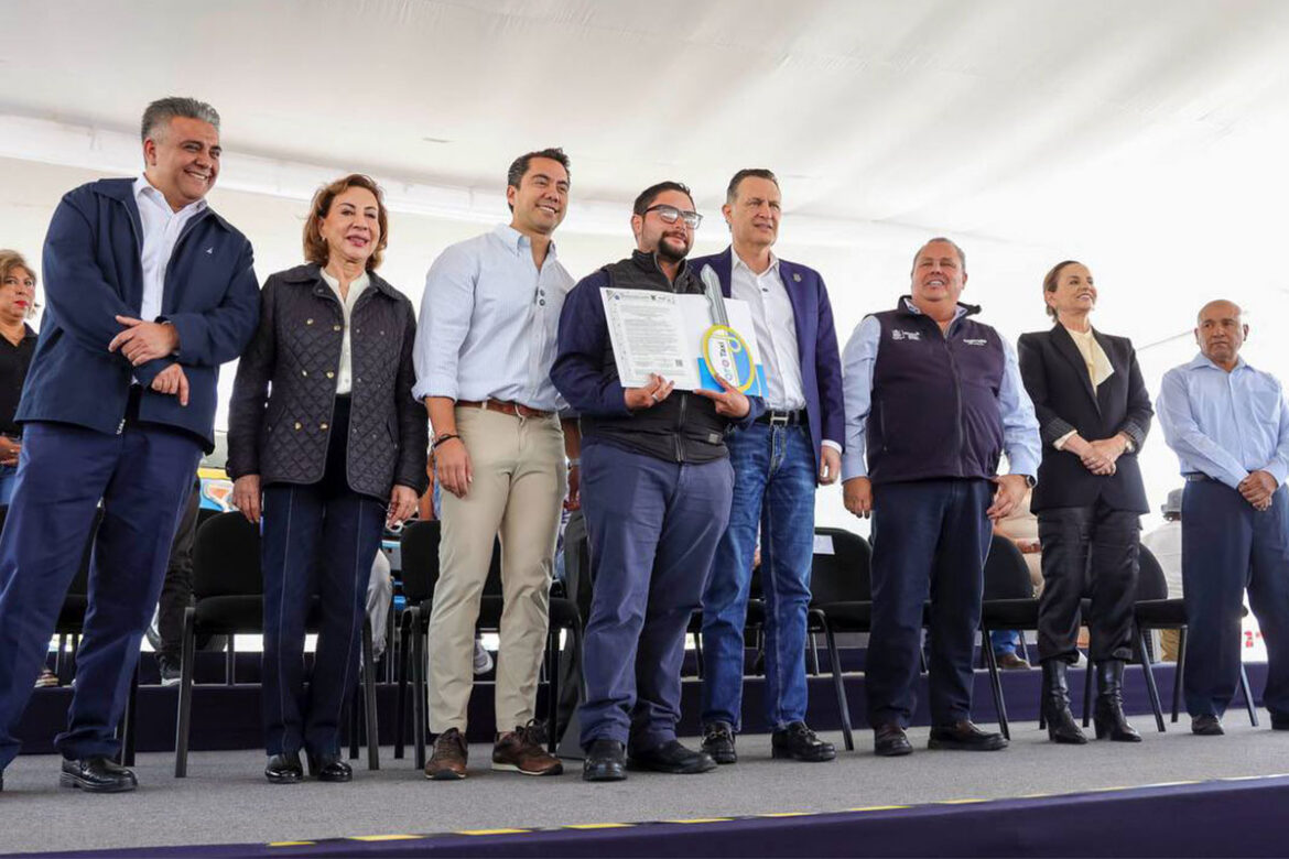 Entregan vehículos correspondientes a la primera etapa de Qrotaxi