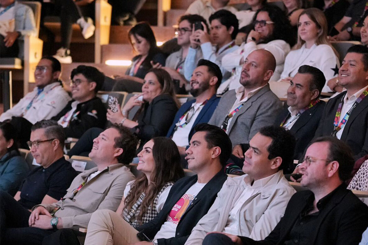 El alcalde Felifer Macías, asistió a la conferencia del actor e influencer Alan Estrada, en el marco del 'Cities Branding Summit ’25'