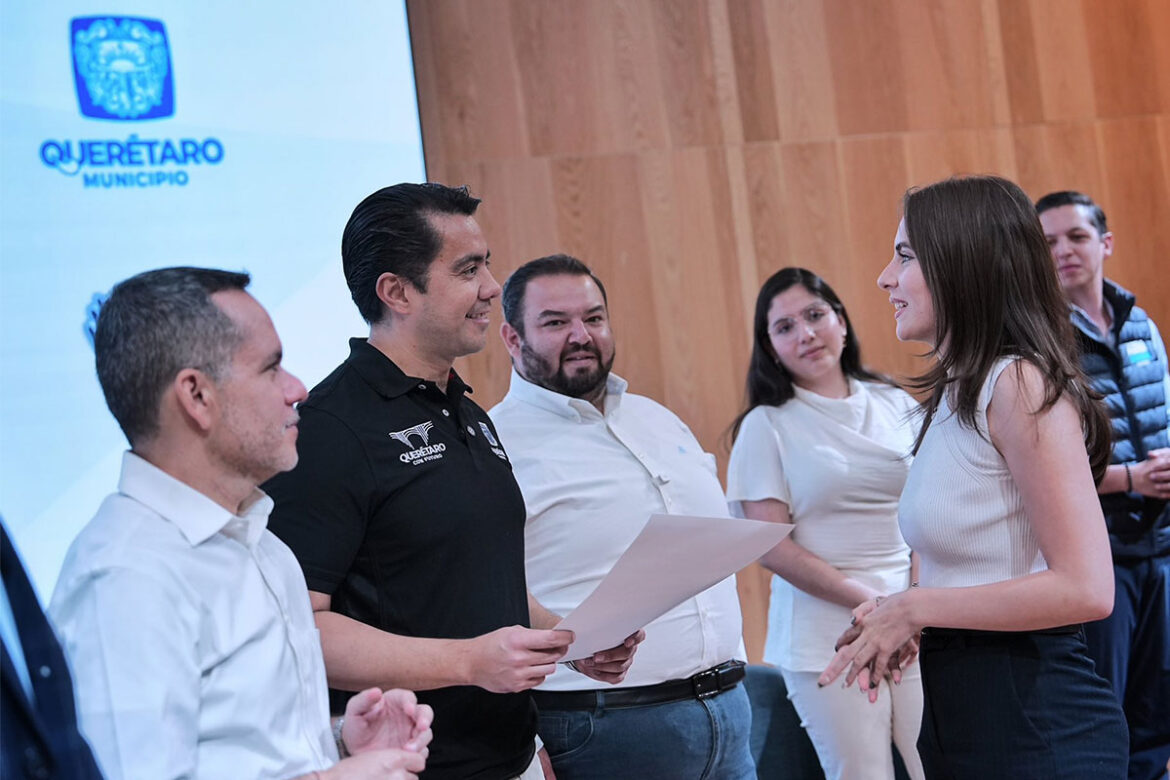 'Felifer' Macías entrega la beca 'Vive México'