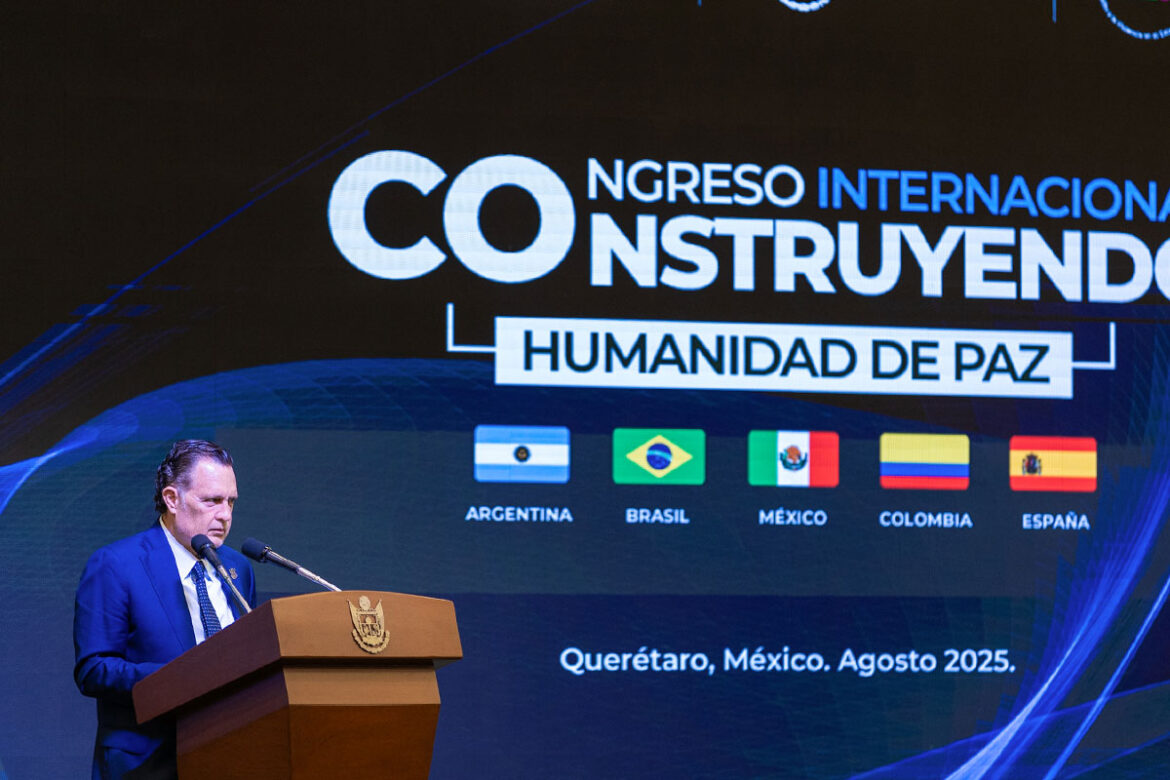 Inaugura Mauricio Kuri Congreso Internacional Construyendo Humanidad de Paz La construcción de un mundo más humano y en paz, comienza con la acción y el ejemplo, destacó el gobernador, Mauricio Kuri González, al inaugurar el Congreso Internacional “Construyendo Humanidad de Paz”, el cual reúne a conferencistas de Argentina, Brasil, Colombia, España y México, -especialistas en distintas materias- que compartirán sus conocimientos y reflexiones para la prevención del delito y la solución pacífica de conflictos. Desde el Querétaro Centro de Congresos (QCC), el mandatario estatal indicó que la decisión de todas y todos de participar en este evento, que se lleva a cabo los días 14 y 15 de agosto, responde a distintas razones como potenciar la voz de la sociedad civil; asumir responsabilidad; intercambiar experiencias y buenas prácticas; y ser parte de la solución. Mencionó que el miedo es de las peores emociones que pueden experimentar los seres humanos; no obstante, se dijo convencido de que todas las personas tienen la capacidad de controlarlo y enfrentarlo en la medida en que se sientan apoyadas por los demás. “Todos esos temores que no son otra cosa más que pensamientos anticipatorios totalmente catastróficos, tenemos que trabajarlos día con día, hacer las paces con nuestras familias, hacer las paces con nuestros errores. Cuando hablo de paz, y espero que así lo vean ustedes, no es que estemos hablando de la ausencia de la guerra, vuelvo a repetirlo, hablamos de la ausencia del miedo”, apuntó. Refirió que este Congreso representa el esfuerzo institucional que realiza el Centro de Prevención Social del Delito y la Violencia en Querétaro, encabezado por Sonia Colín; centrándose en la cooperación entre la comunidad y las autoridades, para construir entornos armónicos y seguros. De igual manera, expresó que también es el testimonio que todas y todos los asistentes comparten este día, invitados y especialistas de diversos países haciendo un frente común y proactivo por la paz. Kuri González deseó el mayor de los éxitos a las y los conferencistas que participan en los dos días del evento. Asimismo, invitó a todas las personas a actuar con determinación, compromiso y motivación para seguir haciendo mejores lugares para vivir. “Busquemos la paz desde lo interno para poderlo sacar hacia nuestras familias, hacia nuestro vecindario, hacia nuestra comunidad, hacia nuestra ciudad, hacia nuestro estado y por supuesto a nuestro México que necesita mucha paz. Menos gritos, menos disidencias y más coincidencias”, puntualizó. La directora general del Centro de Prevención Social del Delito y la Violencia en el Estado de Querétaro, Sonia Angélica Colín Aboytes, dio la bienvenida a panelistas e invitados, y resaltó que en el Congreso se compartirán experiencias exitosas para construir mejores personas y familias, pero sobre todo, para hacer de México y el mundo, un mejor lugar para vivir. “Diferentes idiomas, diferentes costumbres, diferentes formas de convivir, diferentes monedas, diferentes ideologías religiosas. Pero cuando la humanidad se encuentra en una situación de riesgo, ¿qué nos une? No nos une un equipo de fútbol, tampoco un idioma. Menos una ideología política. Lo que nos une es la solidaridad, una sonrisa, la esperanza. Eso nos define como seres humanos”, subrayó. Además de los conferencistas internacionales, el congreso cuenta con la participación de invitados nacionales provenientes de Aguascalientes, Baja California, Chiapas, Chihuahua, Ciudad de México, Coahuila, Colima, Durango, Estado de México, Guanajuato, Jalisco, Michoacán, Quintana Roo, Puebla, Sinaloa, Sonora, Tabasco, Tamaulipas y Zacatecas. En este Congreso se darán a conocer estrategias, programas y proyectos aplicados en los niveles de intervención primaria, secundaria y terciaria, con temáticas en justicia cívica, atención a la juventud en riesgo, prevención de la violencia contra la mujer; así como solución pacífica de conflictos comunitarios y modelos de intervención de policía de proximidad, entre otros.