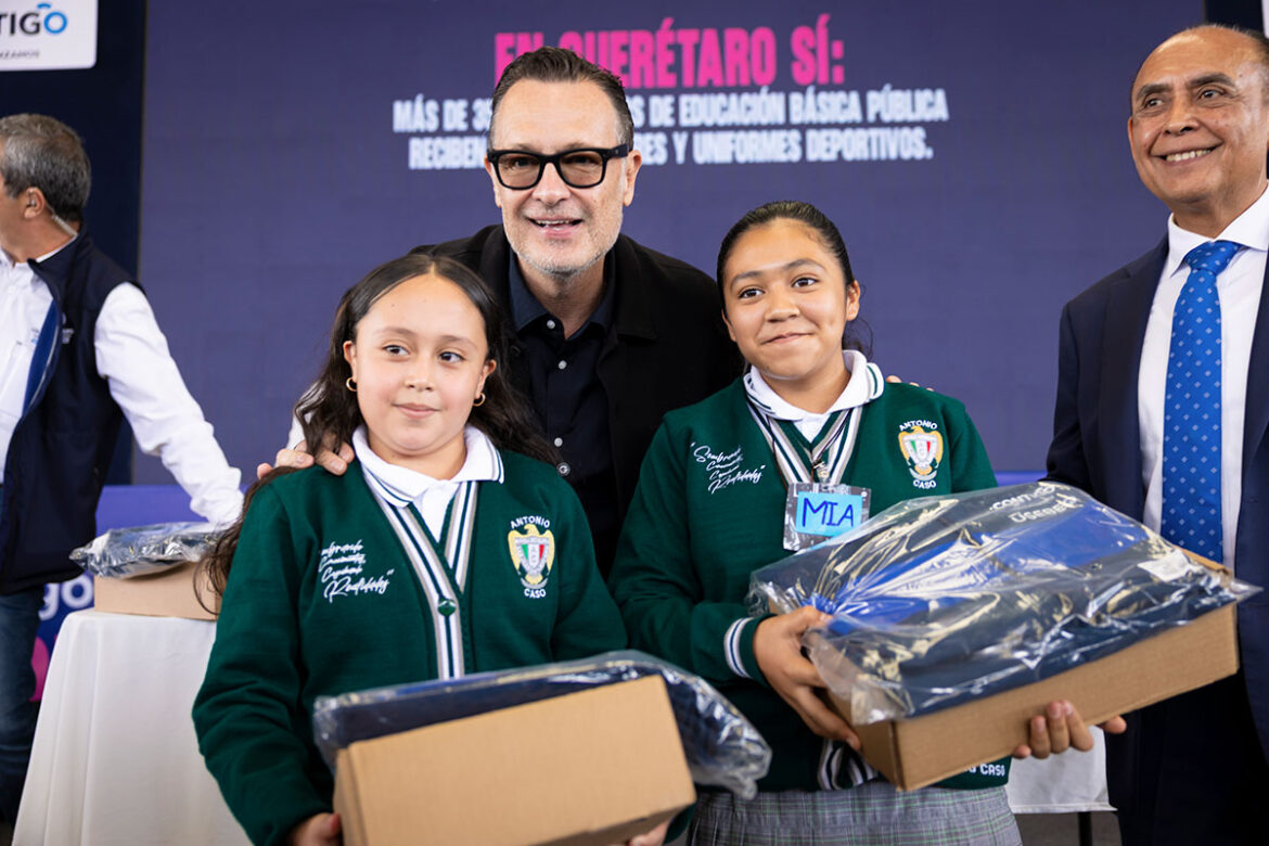 En Querétaro, 354 mil estudiantes reciben uniformes y útiles escolares
