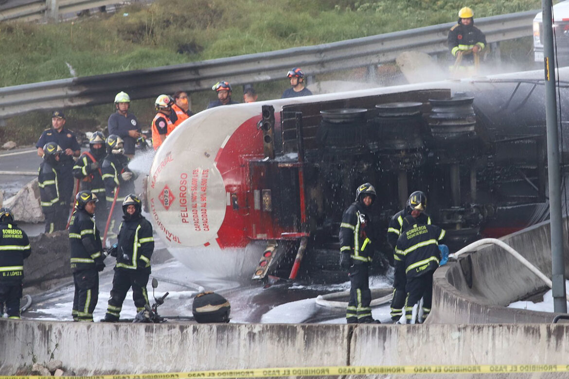 Suman ocho muertos por explosión de pipa en Iztapalapa; CDMX promete justicia