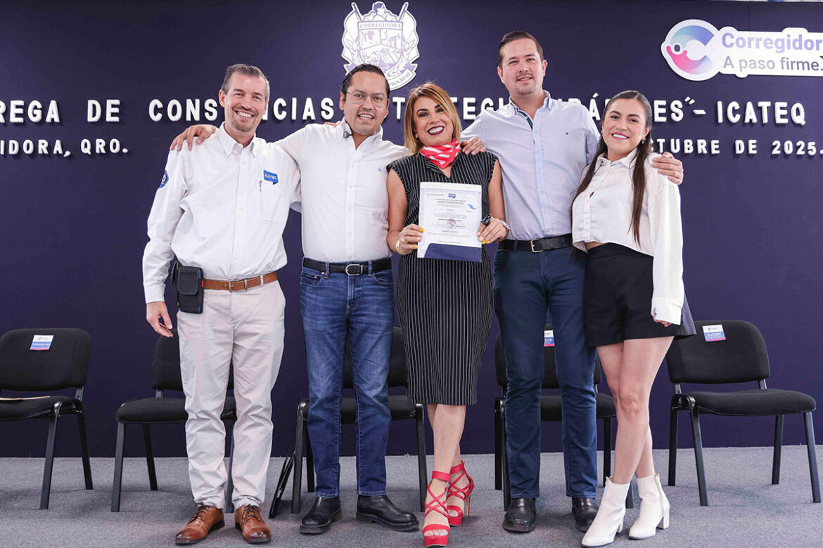 'Chepe' Guerrero entrega constancias a capacitados por el ICATEQ