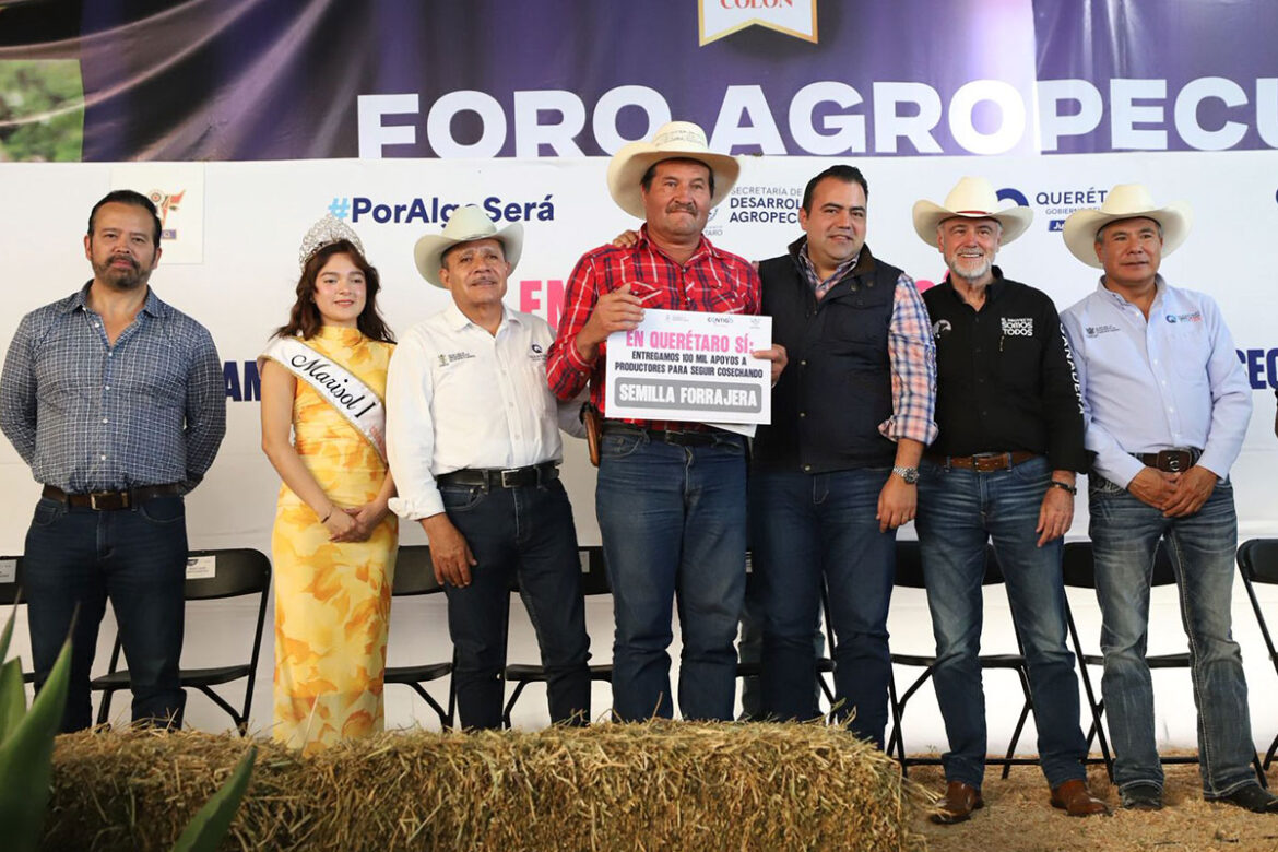 Entregan apoyos a productores de Colón