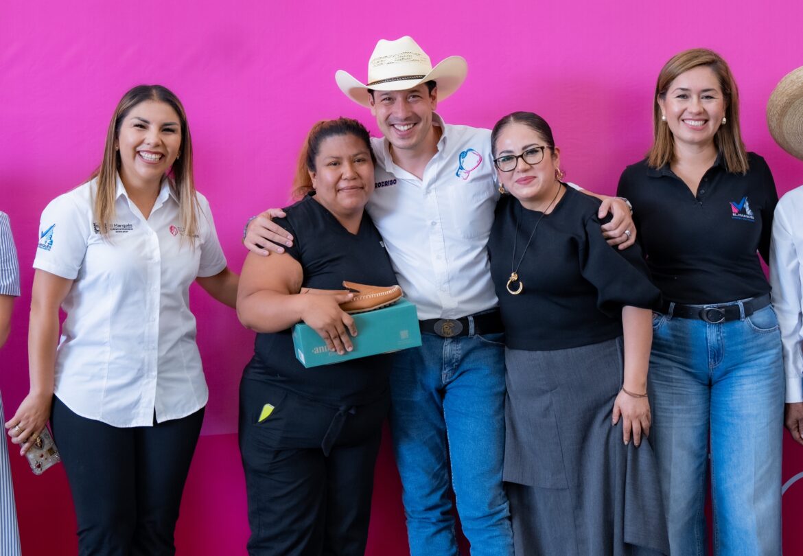 El Marqués entrega calzado confort a mujeres en jornada de apoyo