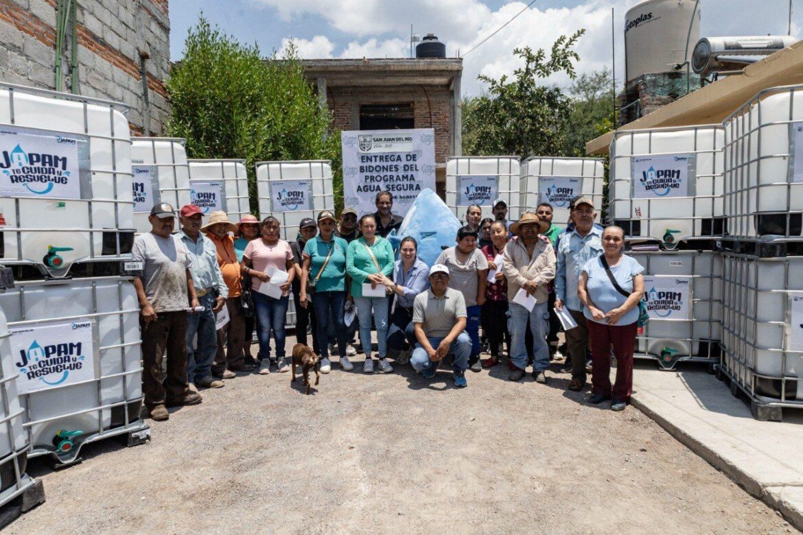 JAPAM entrega contenedores de agua a La Llave